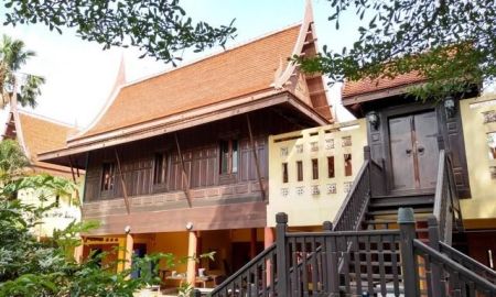 ขายทาวน์เฮาส์ - ขายบ้านทรงไทย 2 ชั้น 3 ไร่ 2 งาน ริมถนนราษฎร์อุทิศ มีนบุรี ภายในมีบ้านเรือนไทย 11 หลัง