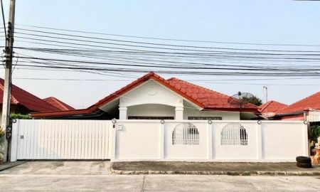 ขายบ้าน - บ้านเดี่ยว รีโนเวทใหม่ ดูดี เรียบง่าย ตามวิถีชีวิตคนเชียงใหม่ มีสนามหญ้าหน้าบ้าน แนวรั้วไทรเกาหลี ราคาขาย 1.75 ล้านบาท (ค่าโอนคนละครึ่ง)