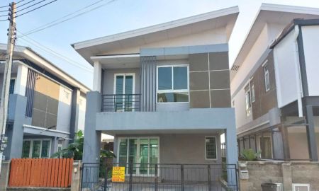 ขายบ้าน - ขายบ้านแฝด 2 ชั้น หมู่บ้านไทยสมบูรณ์ ด้านหลังบ้านไม่ติดใคร พื้นที่กว้าง เดินได้รอบตัวบ้าน ให้อารมณ์เหมือนอยู่บ้านเดี่ยว ราคาถูกสุดในโครงการ คุ้มค่ามาก
