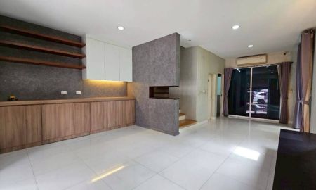 ขายทาวน์เฮาส์ - ขายด่วน ทาวน์โฮม 3 ชั้น หมู่บ้านกลางเมือง เกษตร - นวมินทร์ หลังริม เนื้อที่ 51.7 ตารางวา