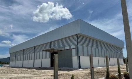 ขายโรงงาน / โกดัง - ขายที่ดินพร้อมโกดังเขตอุตสาหกรรมบ้านบึงชลบุรี ที่ดินขนาดใหญ่ 20 ไร่ ผังสีเหลือง พร้อมโรงงาน 2 อาคาร รวมพื้นที่ใช้สอย 5,250 ตร.ม