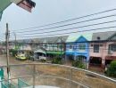 ขายทาวน์เฮาส์ - ทาวน์โฮมรีโนเวทใหม่ พร้อมอยู่ โครงการหมู่บ้านสุชา บางบัวทอง ตำแหน่งบ้านดีอยู่ต้นซอย ถนนส่วนกลางหน้าบ้านกว้าง 8 เมตร สามารถจอดรถหน้าบ้านได้
