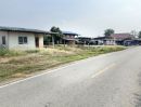 ขายที่ดิน - ขายโคตรถูก ต่ำกว่าตลาด เหมาะซื้อเก็บ เก็งกำไร ที่ดินพร้อมบ้าน 1 หลัง ติดถนนลาดยางกว้าง 7 เมตร ตำบลสระสี่มุม อ. กำแพงแสน นครปฐม