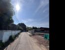 ขายที่ดิน - ขายที่ดินสำหรับสร้างบ้านราคาจับต้องได้อยู่ในพื้นที่ชุมชน