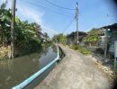 ขายที่ดิน - ขายที่ดินย่านสายไหม ถนนวัชรพล 3 (ในซอยหมู่บ้านชนชอบ-ธันธวัช) ริมคลอง 150 ตรว. ขายถูกกว่าราคาประเมินกรมที่ดิน