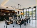 - บ้าน Modern Luxury ดีไซน์โดดเด่นด้วยการผสมผสานวัสดุระดับพรีเมียม ทั้งเหล็ก ไม้ กระจก และหินลวดลายเฉพาะตัว พร้อมกระจกบานใหญ่เปิดรับแสงธรรมชาติ