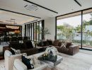 - บ้าน Modern Luxury ดีไซน์โดดเด่นด้วยการผสมผสานวัสดุระดับพรีเมียม ทั้งเหล็ก ไม้ กระจก และหินลวดลายเฉพาะตัว พร้อมกระจกบานใหญ่เปิดรับแสงธรรมชาติ