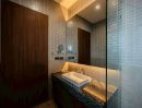 - บ้าน Modern Luxury ดีไซน์โดดเด่นด้วยการผสมผสานวัสดุระดับพรีเมียม ทั้งเหล็ก ไม้ กระจก และหินลวดลายเฉพาะตัว พร้อมกระจกบานใหญ่เปิดรับแสงธรรมชาติ
