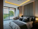 - บ้าน Modern Luxury ดีไซน์โดดเด่นด้วยการผสมผสานวัสดุระดับพรีเมียม ทั้งเหล็ก ไม้ กระจก และหินลวดลายเฉพาะตัว พร้อมกระจกบานใหญ่เปิดรับแสงธรรมชาติ