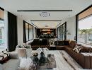 - บ้าน Modern Luxury ดีไซน์โดดเด่นด้วยการผสมผสานวัสดุระดับพรีเมียม ทั้งเหล็ก ไม้ กระจก และหินลวดลายเฉพาะตัว พร้อมกระจกบานใหญ่เปิดรับแสงธรรมชาติ