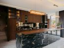 - บ้าน Modern Luxury ดีไซน์โดดเด่นด้วยการผสมผสานวัสดุระดับพรีเมียม ทั้งเหล็ก ไม้ กระจก และหินลวดลายเฉพาะตัว พร้อมกระจกบานใหญ่เปิดรับแสงธรรมชาติ