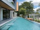 - บ้าน Modern Luxury ดีไซน์โดดเด่นด้วยการผสมผสานวัสดุระดับพรีเมียม ทั้งเหล็ก ไม้ กระจก และหินลวดลายเฉพาะตัว พร้อมกระจกบานใหญ่เปิดรับแสงธรรมชาติ