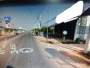 - ที่ดินพร้อมอาคารชั้นเดียวติดถนน ตั้งอยู่ที่ถนนรวมห้างสรรพสินค้า โฮมโปร โลตัส โรบินสัน และแม็คโคร พร้อมบ้านพักอาศัย 2 ชั้น