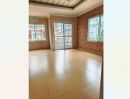 - บ้านรัชธานี 10 ซอยคู้บอน 27 เขตบางเขน ทาวน์เฮ้าส์ 3 ชั้น แปลงมุม ติดสวน 49 ตารางวา 3 นอน 4 น้ำ