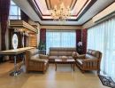 - ขายบ้านเดี่ยวร่มรื่น บรรยากาศเหมือนรีสอร์ท ติดถนนหลักของหมุ่บ้าน Natural Ville ร่มเกล้า 175 ตร.ว. บ้านสวย พร้อมอยู่ สระว่ายน้ำ 25 เมตร