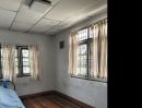 - ขายบ้านเดี่ยวบนที่ดินผืนใหญ่ 79 ตร.วา หายากในเมือง สามารถเข้าออกจากถนนรามอินทราและเกษตรนวมินทร์ ใกล้สถานีรถไฟฟ้ารามอินทรา กม.4 เขตบางเขน