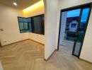 - ทำเลดีที่สุดในลาดพร้าว! ขายบ้านเดี่ยว 5 ห้องนอน 3 ที่จอดรถ พื้นที่ใช้สอย 250 ตร.ม. เชื่อมต่อเลียบทางด่วนเอกมัย-รามอินทรา ราคา 11.9 ล้านบาท