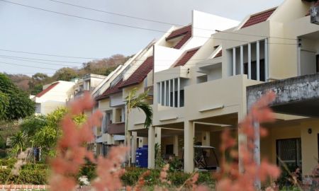 ขายบ้าน - บ้านพักตากอากาศ บนเขาติดถนนสุขุมวิท วิวทะเลศรีราชาและเกาะสีชังดีไซน์ทันสมัย