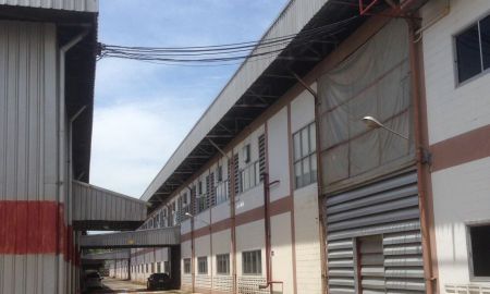 ขายโรงงาน / โกดัง - ขาย ให้เช่า โกดัง คลังสินค้า โรงงาน พื้นที่สีชมพู มีใบ รง อาคารโกดังมีสองหลังพื้นที่รวม 11,000 ตารางเมตร