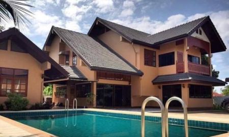 ขายบ้าน - บ้านเดี่ยว 2 หลัง 2 สไตล์ในพื้นที่เดียวกัน สระว่ายน้ำตรงกลาง (บ้านทรงไทย และ บ้านโมเดริน์) เนื้อที่ 387 ตรม.