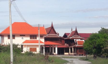 ขายบ้าน - เสนอที่ดิน บ้านทรงไทย 2 หลังสร้างใหม่ หน้าติดทางสาธารณะประโยชน์ 4 ไร่