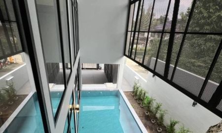 ขายบ้าน - ขายบ้านสร้างใหม่ มีสระว่ายน้ำส่วนตัว พร้อมลิฟท์ บนถนนรัชดาภิเษก ใกล้สี่แยกวงศ์สว่าง