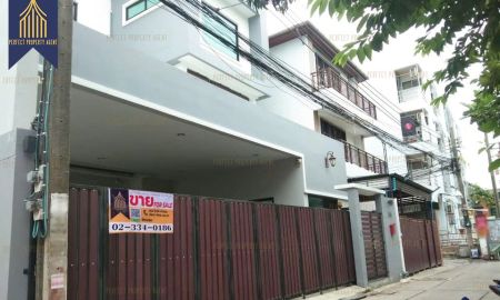 ขายบ้าน - ขาย บ้านเดี่ยว 3 ชั้น ดินแดง หลังมหาวิทยาลัยหอการค้าไทย สภาพใหม่ย่านใจกลางเมือง