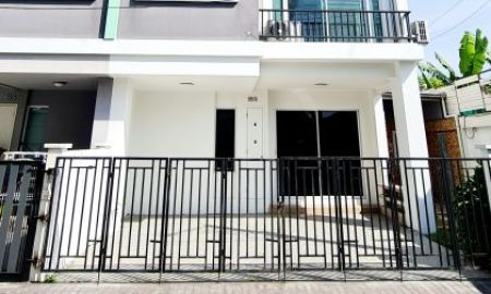 ขายทาวน์เฮาส์ - ทาวโฮม 3 ชั้น บ้านมุม ถนนเฉลิมพระเกียรติร.9 ซอย 8 ปรับปรุงใหม่ทั้งหลัง เจ้าของขายเอง ใกล้รถไฟฟ้าสีเหลือง