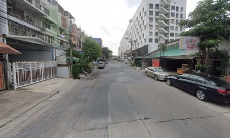 ขายที่ดิน - ขายที่ดินพร้อมสิ่งปลูกสร้าง ซอย ศรีนครินทร์ 40 !