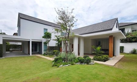 ขายบ้าน - บ้านออกแบบทรงโมเดลพร้อมสระว่ายน้ำ ตกแต่งพร้อมเข้าอยู่ ในเขตพื่นที่ อ.หางดง อยู่ใกล้สนามบินเชียงใหม่ สะดวกสบาย
