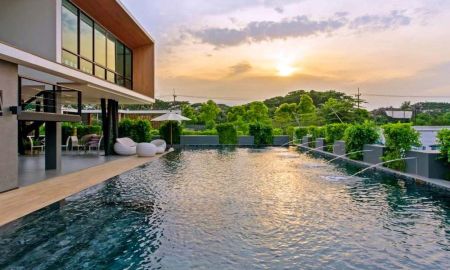 ให้เช่าบ้าน - ให้เช่าบ้านหรู 3 ชั้น สไตล์ Modern Tropical ใกล้แยกรวมโชค โครงการระดับพรีเมียม พร้อมสระว่ายน้ำและฟิตเนสส่วนกลาง