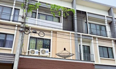 ขายทาวน์เฮาส์ - ขายทาวน์เอ้าส์3ชั้น เดอะทรอป2 มอเตอร์เวย์-ลาดกระบัง ติดมอเตอร์เวย์ 11กม.จากสนามบินสุวรรณภูมิ