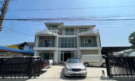 ให้เช่าบ้าน - ให้เช่าบ้านอาคารย่านพัฒนาการ 4 ชั้น พืินที่ใช้สอย 698 ตรม บนพื้นที่ 99 ตรว. บริเวณถนนพัฒนาการ 97 ประเวศ กรุงเทพฯ ใกล้สถานีหัวหมาก