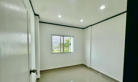 ขายทาวน์เฮาส์ - ขายถูกทาวน์เฮ้าส์ 2 ชั้น 18 ตรว. เลียบวารี 19 เข้าไป 70 เมตร มี 2 ห้องนอน 2 ห้องน้ำ +โรงรถ +ครัว ราคา 1,590,000 บาท