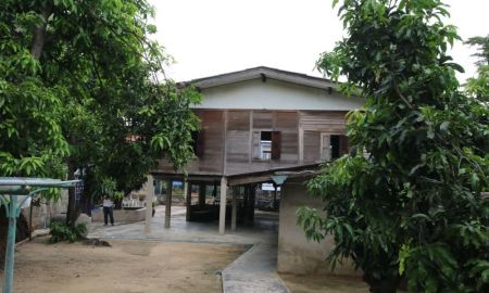 ขายบ้าน - ขายบ้านพร้อมที่ดิน บ้านไม้เรือนไทย 3 ห้องนอน ติดคลองบางขุนเทียน ทำเลดี ใกล้ BTS วุฒากาศ 150 ม.