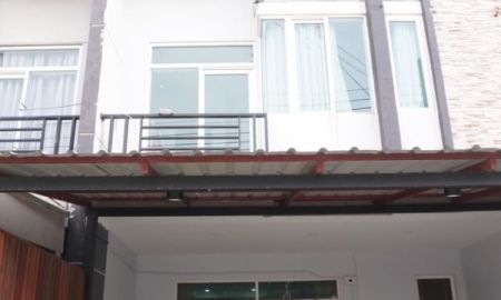 ให้เช่าทาวน์เฮาส์ - ให้เช่าถูกทาวน์เฮ้าส์ 2 ชั้น หมู่บ้าน กัสโต้ วิลเลจ รามคำแหง Gusto Village Ramkhamhaeng ขนาด 20.7 ตรว. 4 นอน 3 น้ำ บ้านเปล่า ใกล้ เดอะมอลล์บางกะปิ