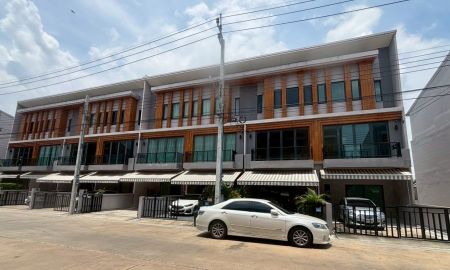 ขายทาวน์เฮาส์ - ขายทาวน์โฮม 3 ชั้น หมู่บ้านไอเจ้นท์ พรีเมียม ทาวน์โฮม พัฒนาการ 99 บ้านหลังมุม 23.6 ตรว. ขายถูก!เจ้าของขายขาดทุน แถมเฟอร์ฯ ทั้งหลัง