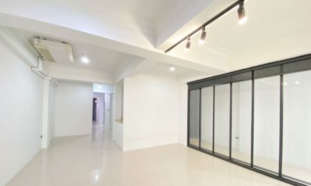 ให้เช่าอาคารพาณิชย์ / สำนักงาน - โฮมออฟฟิศ สำนักงาน พื้นที่ร้านค้า ซอยเอกมัย 10 ใกล้ BTS เอกมัย พื้นที่ 90 ตารางเมตร มีที่จอดรถ