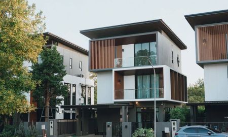 ให้เช่าบ้าน - บ้านหรูสไตล์ Modern Tropical 3 ชั้น ใกล้แยกรวมโชค พร้อมสระว่ายน้ำและฟิตเนสส่วนกลาง (หนองจ๊อม)