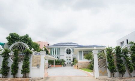 ขายบ้าน - ขายบ้านเดี่ยวหรูพูลวิลล่า 510 ตรว. 5 ห้องนอน ขนาดใหญ่ ถนนพระราม 9 ซอย 39 พร้อมสระว่ายน้ำ ใกล้เดอะไนน์ ใกล้ทางด่วน