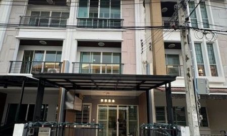 ให้เช่าทาวน์เฮาส์ - ให้เช่าทาวน์โฮม 3 ชั้น 3 ห้องนอน บ้านกลางเมืองสาทร-ตากสิน 2 ใกล้ BTS วุฒากาศ ติดตั้งโซลาร์เซลล์ช่วยประหยัดไฟ