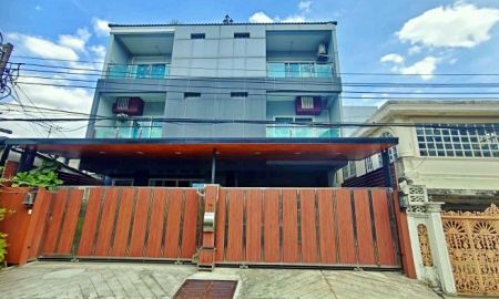 ขายทาวน์เฮาส์ - ขายบ้านหรู 3 ชั้น สไตล์โมเดิร์น พร้อมอยู่ ใจกลางพระราม 9 63 ตร.ว. 5 ห้องนอน 8 ห้องน้ำ ใกล้ The Nine และรามคำแหง