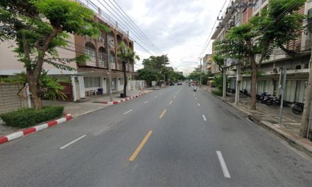 ขายที่ดิน - ขายที่ดินพร้อมสิ่งปลูกสร้างเกือบ 6 ไร่ ติดถนนอำนวยสงคราม !