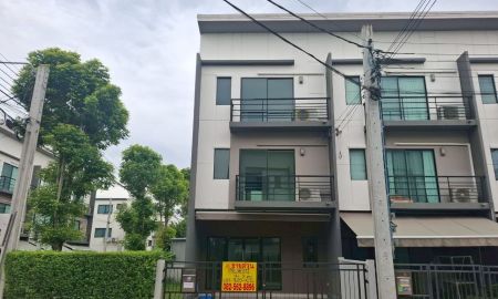 ขายทาวน์เฮาส์ - ขายบ้าน 3 ชั้น หลังมุม ติดทางด่วนรามอินทรา หมู่บ้านบ้านกลางเมือง รามอินทรา-วัชรพล