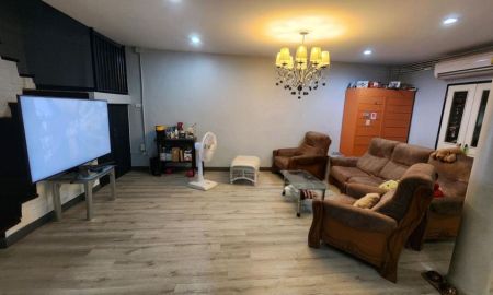 ขายทาวน์เฮาส์ - ขายตึกแถวรีโนเวทใหม่ 4 ชั้นครึ่ง 2 คูหา เซนต์หลุยส์ 3 สาทร จันทน์ 18/7 แยก 17