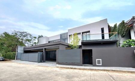 ขายบ้าน - บ้านพูลวิลล่า 2 ชั้น Modern & Contemporary สร้างบรรยากาศโปร่งโล่ง สบาย บนทำเลดอยสะเก็ด ใกล้เซ็นทรัลเชียงใหม่ เพียง 15 นาที