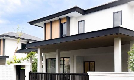 ขายบ้าน - บ้านพูลวิลล่า 2 ชั้น รีโนเวทใหม่ในสไตล์ Modern Luxury ใกล้สถานทูตอเมริกาและโรงเรียนนานาชาติหลายแห่งในเชียงใหม่