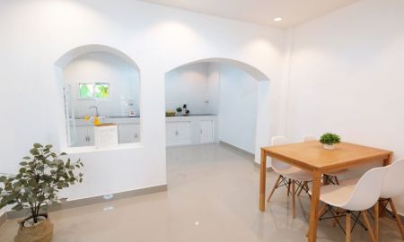 ให้เช่าทาวน์เฮาส์ - ให้เช่า TownHome 4 ชั้น Renovate ใหม่ทั้งหลัง! 5 ห้องนอน 3 ห้องน้ำ 1 ห้องครัว