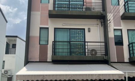 ขายทาวน์เฮาส์ - บ้านกลางเมือง นวมินทร์ 42 สวยมาก หลังมุม ถนนเมน แต่งครบพร้อมรีโนเวท ส่วนตัว มีเพียง 3 หลังติด
