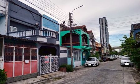 ขายทาวน์เฮาส์ - ขายทาวน์เฮ้าส์ หมู่บ้านรุ่งนภา 2 ซอยรามคำแหง 194 เนื้อที่ 21.5 ตร.ว. 2 ชั้น 2 นอน 2 น้ำ